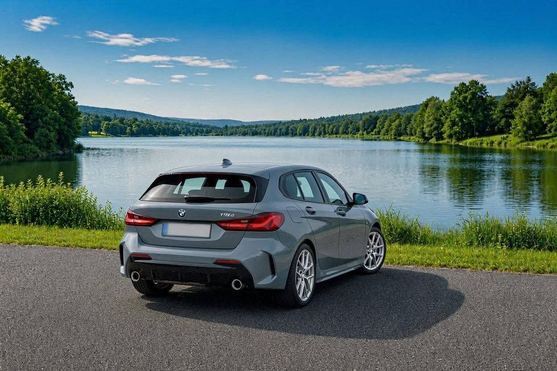 Grå BMW 118d ved en sø — generhvervelse af kørekort hos Andinas Køreskole i Aarhus