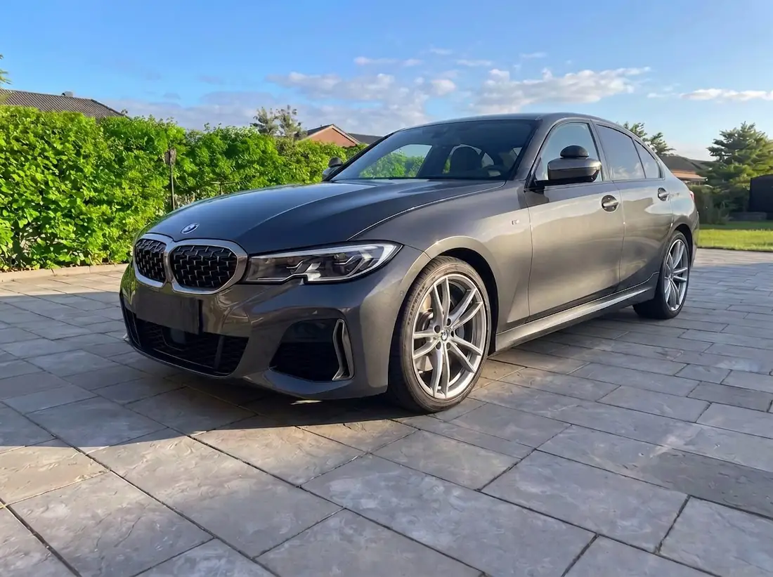 Andinas Køreskoles grå BMW M340xi skolevogn