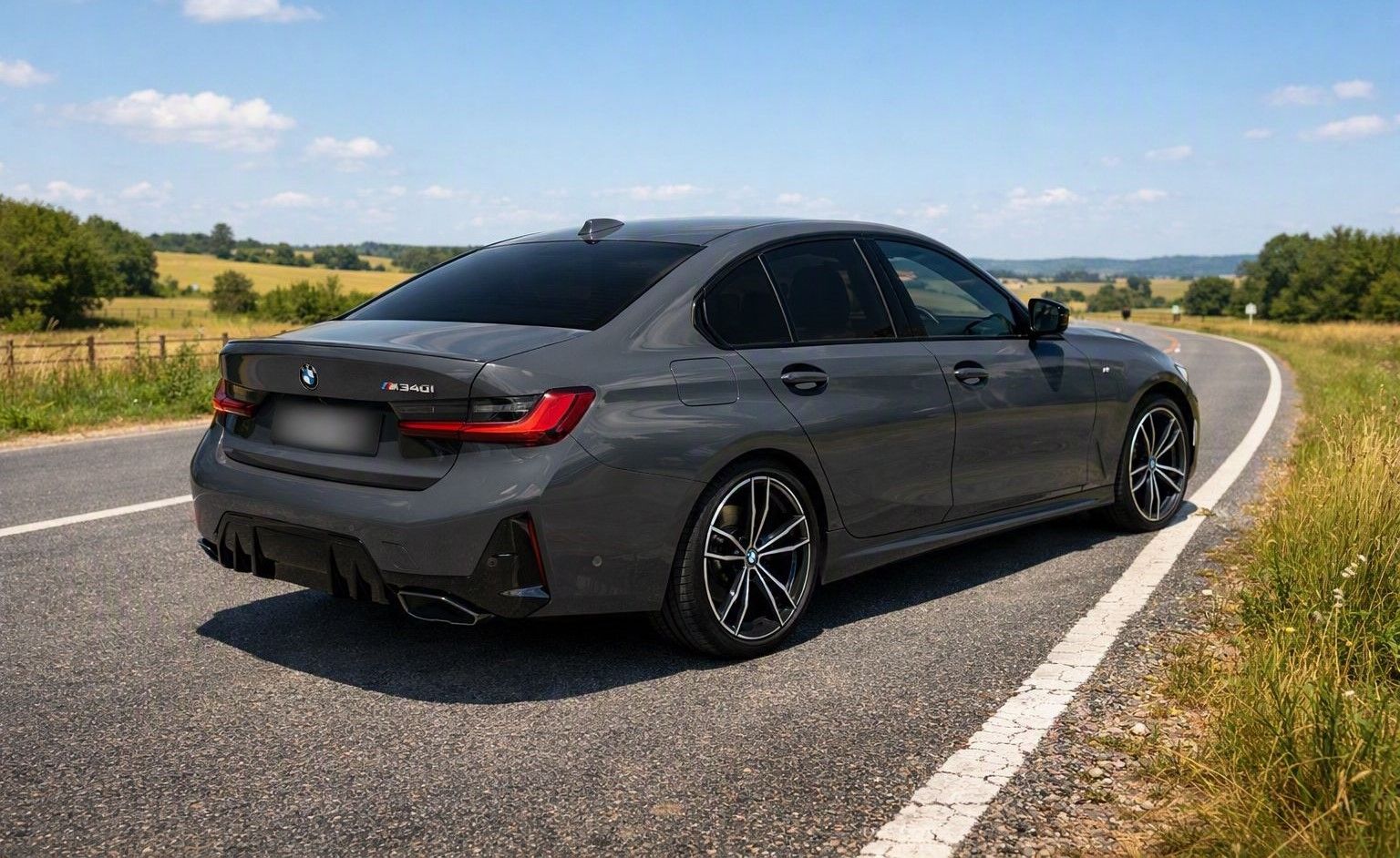Grå BMW M340i på landevej — kørekort hos Andinas Køreskole i Aarhus